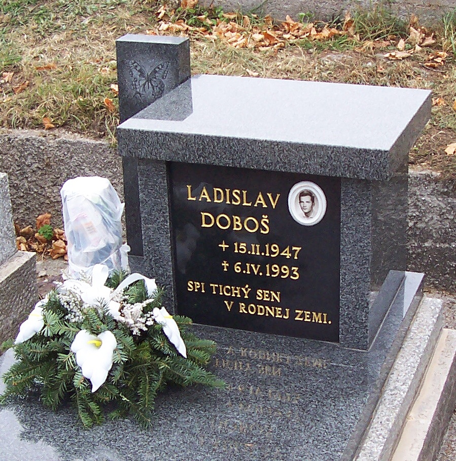 Miesto trvalho odpoinku Ladislava Doboa na cintorne v Roavskom Bystrom. Foto: Ervn apo