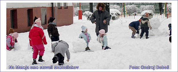 Na Mateja deti Materskej školy na Českej ulici v Bratislave stavali snehuliakov