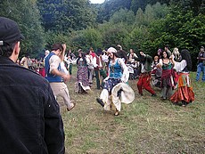Tanec sboru Romathan - na Jolaninej svadbe