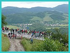 Ani d a vietor neodradil divkov, aby si nepozreli preteky automobilov do vrchu v Dobinej. Foto: S. Kejk