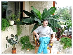 MUDr. Ondrej Molnr vo svojej zimnej zhrade pred bannovnkom