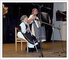  Zaspievala aj 95-ron spevka Anna  Sklenrikov  potlesk patril nielen jej ctyhodnmu veku, ale aj vraznmu spevckemu prejavu za doprovodu dcry - vedcej skupiny 
Levenda  Mgr. Evy  Struhrovej. Foto: Murnske noviny