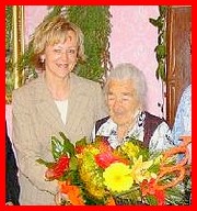 Jubilantka pani Alžbeta Polláková s primátorkou Revúcej Evou Cireňovou