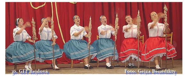 Z vystúpení na 36. ročníku Gemerských folklórnych slávností v Rejdovej 2009. Foto: Gejza Benedikty
