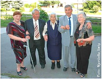 Na fotografii zava: deti Albeta Petruov, udovt Pollk, oslvenkya Albeta Pollkov, al syn Karol Pollk a dcra Magdalna Takov.
