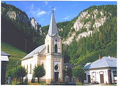 Kostol sv. Augustna a budova Obecnho radu v Stratenej. Foto: L. Malk