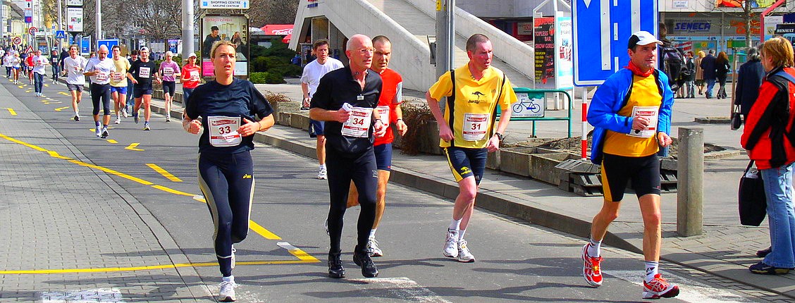 Maratnci poas behu 1. ronka TBC Maratonu 2.4.2006 v Bratislave. Foto: O.Dobo