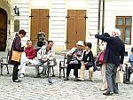 4.10.2003 - Hlavné mesto Slovenska - Bratislavu aj v týchto jesenných dňoch navštevujú stovky cudzincov. Medzi nimi  často stretávame i tváre z ďalekej ´krajiny vychádzajúceho slnka´ - z Japonska. Obdivujú predovšetkým pamiatky Starého Mesta. Občas sa zastavia pri niektorom zaujímavom mieste a spravia si fotografie na pamiatku. Tentoraz som zvečnil ich prítomnosť na Hlavnom námesti pri soche napoleónskeho vojaka - vyhľadávanej to atrakcie Bratislavy, 
kde využili chvíľku voľna.></A>
<A HREF=