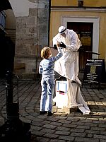 6.9.2003 - Medzi zaujímavé atrakcie na Korze patrí i živá socha, ktorá pri Michalskej veži púta vďačných okoloidúcich návštevníkov